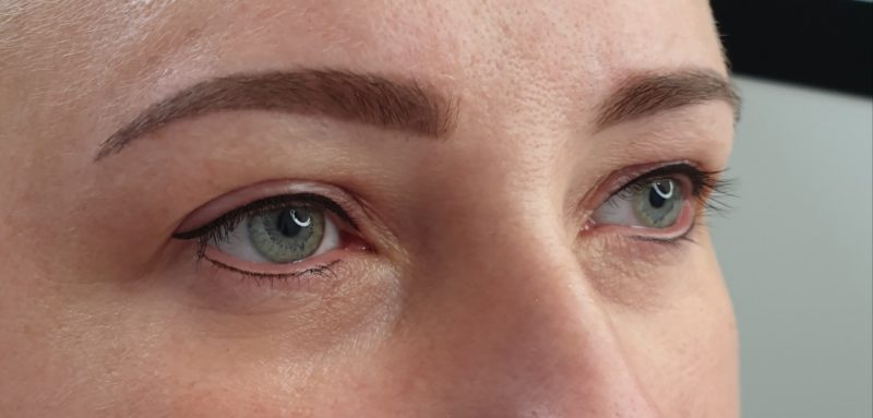 Wygojone brwi i kreski bezpośrednio po zabiegu